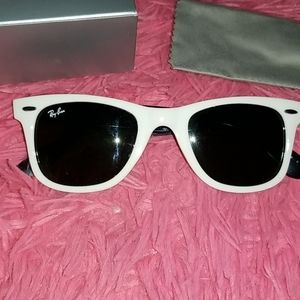 RAY BAN WAYFARERS NWOT